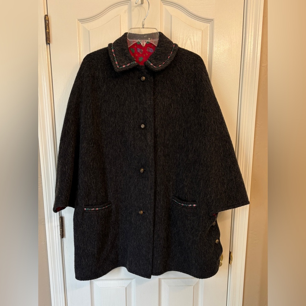 Beautiful Vintage Wool Cape/Coat in a Harry Potter/Old London Style ~ Women’s 42